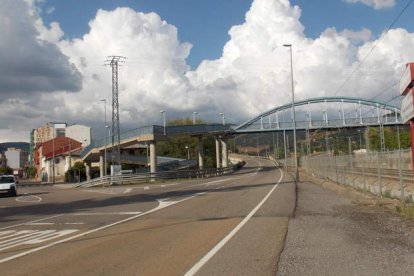 La supresión de los pasos a nivel del casco urbano se suplantó con pasarelas peatonales. PLANILLO