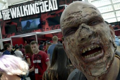 Un zombi promociona el videojuego de la serie de televisión 'The walking dead'.