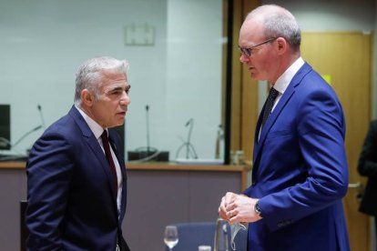 El Ministrod e Asuntos Exteriores israelí, Yair Lapid, y su contraparte irlandesa, Simon Coveney, ayer en Bruselas. EFE/EPA/STEPHANIE LECOCQ