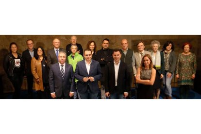 Foto de familia previa al encuentro, en la que aparecen los doce ‘entrevistadores’ junto a los candidatos del PSOE y el PP al Congreso por León, el director de Diario de León, la presentadora Mónica Murciego y la periodista Abigail Calvo. RAMIRO