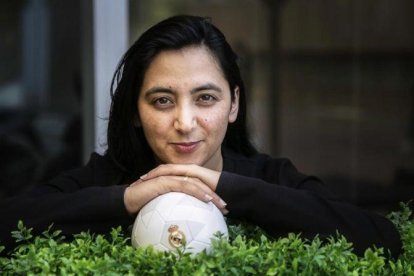 Khalida Popal, con una pelota del Real Madrid (su equipo favorito) a su paso por Barcelona.