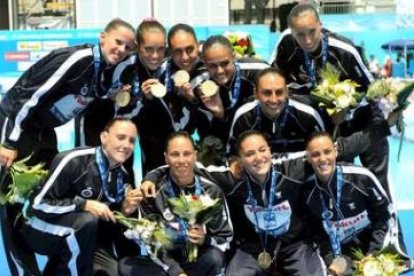 Las chicas de natación sincronizada, con el oro en sus manos.