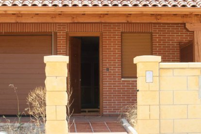 Una de las casas deshabitadas, con signos de haber sido forzada.