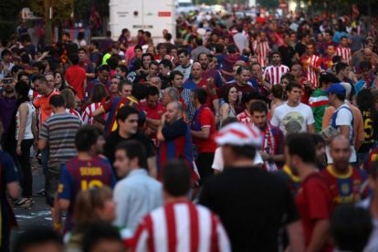 Aficionados del Barça y del Athletic, en la final de la Copa del 2012 que se disputó también en el Vicente Calderón.