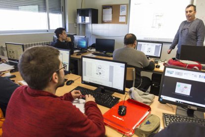 Alumnos del Centro Integrado de FP Tecnológico Industrial durante sus clases el pasado curso académico. FERNANDO OTERO