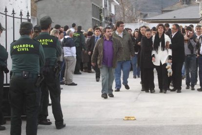 Los agentes de la Guardia Civil, vigilando a la salida de la familia materna del cementerio de Toral de los Vados.