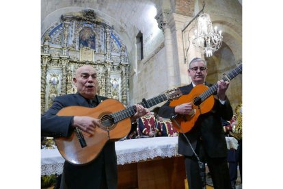 Manolo Quijano y Jorge Revenga interpretando ‘Señora de Señoras’. JAVIER FERNÁNDEZ ZARDÓN