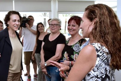 La ministra Valerio habla con representantes de camareras de pisos en un encuentro. ATIENZA