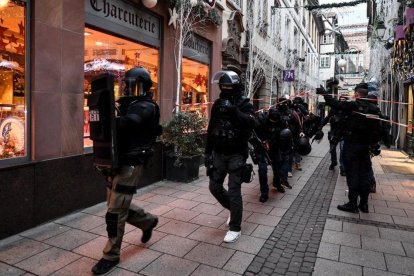 La policía francesa busca al sospechoso del atentado en el mercadillo de Navidad de Estrasburgo.