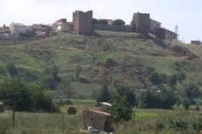 Vista de la muralla y el castillo de Valderas, que data del siglo XI