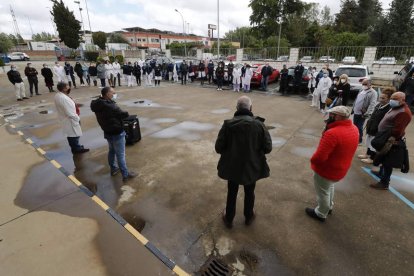 Empleados de Laboratorios Ovejero, ayer durante la asamblea que acordó la huelga. RAMIRO