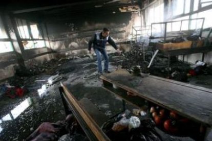 Palestinos que se refugiaron en la escuela de Naciones Unidas huyen tras el bombardeo israelí de aye