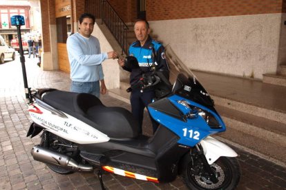 El edil de Tráfico, Pablo García Fernández, entrega las llaves a uno de los agentes.