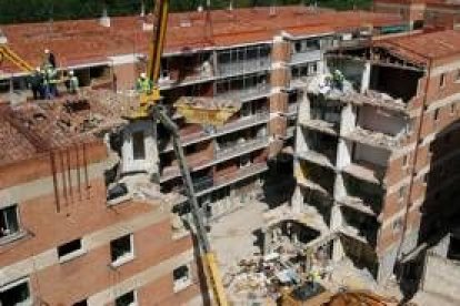 Las obras de demolición en los bloques más afectados continúan durante toda la semana