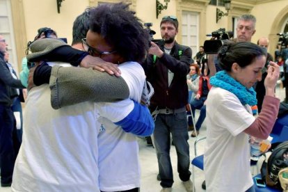 La presunta asesina abraza al padre de Gabriel, de quien era pareja, con la madre del pequeño al lado. BARBA