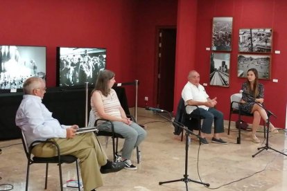 Mesa redonda celebrada ayer en el Teatro Gullón. DL