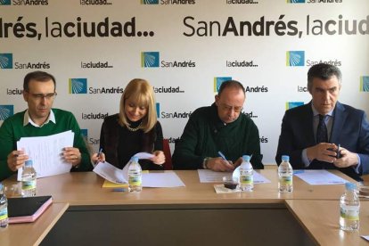 Manuel Mayo (UGT), Gancedo, Ignacio Fernández (CC OO) y Javier Cepedano (Fele), en la firma. DL