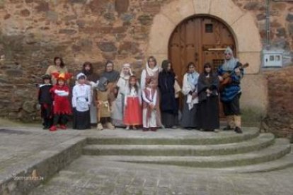 Los alumnos del Toral de Merayo durante una representación medieval