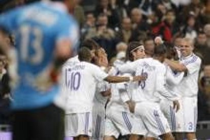 Los jugadores madridistas celebran el primer tanto del encuentro, conseguido por Van Nistelrooy