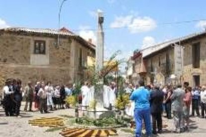 El monumento que se instala en la plaza también está rodeado de las típicas alfombras