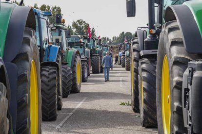 Decenas de tractores durante la manifestación que sacó a la calle al campo leonés para protestar por el polémico trasvase. DL