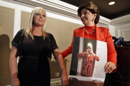 Lauren Odes junto a su abogada Gloria Allred durante la rueda de prensa del pasado lunes 21 de mayo.