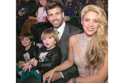 Gerard Piqué y Shakira con sus hijos, Milan (izquierda) y Sasha (derecha), en una foto de diciembre del 2016.