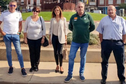 El grupo popular, ayer frente al parking del Melgar. DANIEL PISABARRO