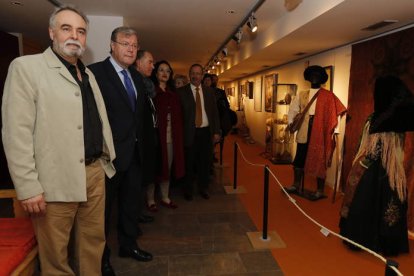 El etnógrafo Javier Emperador, con el alcalde de León y otros representantes públicos, admiran atuendos de la ribera del Cea presentes en esta exposición. RAMIRO