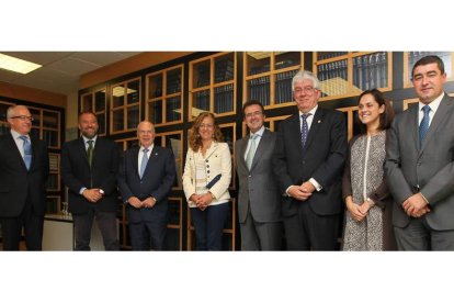 Los miembros del jurado Manuel García Prada, Carlos Pollán, Javier Amoedo, Lourdes Rodríguez Rey, José Luis Ulibarri (presidente del jurado), José Ángel Hermida, Adriana Ulibarri y Pablo R. Lago (secretario del jurado).