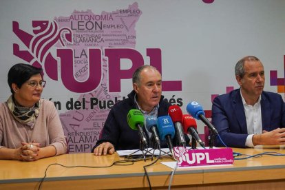 Maite Fernández, López Sendino y Enrique Valdeón. MIGUEL F.B.