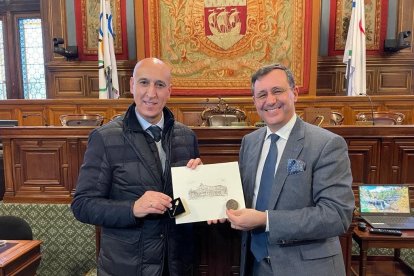 Reunión de José Antonio Diez con el teniente de alcalde del Ayuntamiento de París, Hermano Sanches Ruivo. AYUNTAMIENTO DE LEÓN