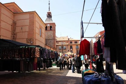 Imagen de algunos puestos del mercado junto a la iglesia de Santa María del Páramo. MEDINA