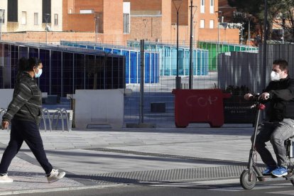 Dos personas pasan sobre lo que fue el paso a nivel del Crucero y sobre el cajón que conducirá el tránsito subterráneo del tren. RAMIRO