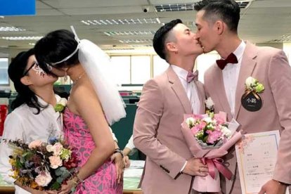 Una veintena de parejas homosexuales se casan en Taipei.