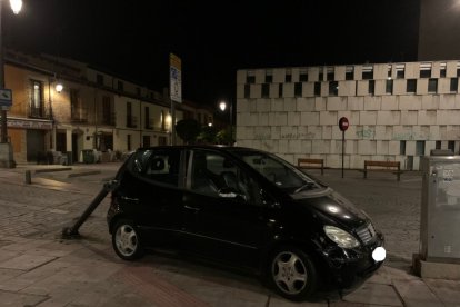 El vehículo tras el impacto en la cuesta de San Isidoro. DL