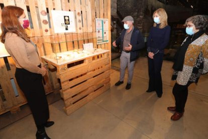 Un momento de la presentación de la muestra, ayer en la Fábrica de Luz de Ponferrada. L. DE LA MATA