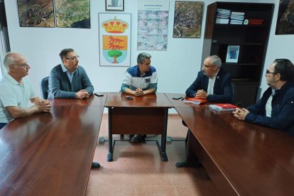 Blanco, Pereira, Domingo Cabo, Olegario Ramón y Fernández, en el Ayuntamiento de Benuza. DL