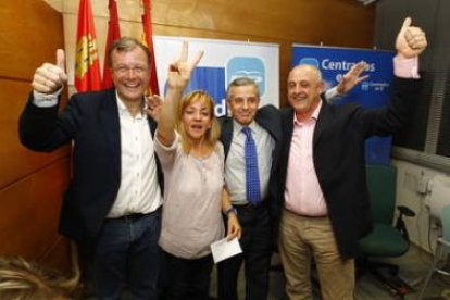 Antonio Silván, Isabel Carrasco, Emilio Gutiérrez y Gregorio Chamorro celebran la victoria del PP