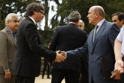 El presidente Puigdemont saluda al coronel  de la Guardia Civil, Diego Pérez de los Cobos.