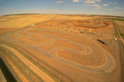 Fotografía aérea de la pista de karts del circuito Los Cucharales de Valencia de Don Juan. DL