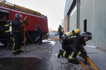 Los bomberos de León en Lácteas San Vicente, en Navatejera.