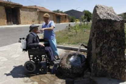 Francisco Fernández, el más mayor de España, bebe agua del caño de Pinilla de la Valdería.