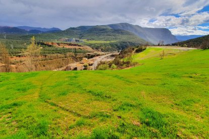 La vieja y cerrada cantera de Catisa asemeja ahora a un campo de golf por el verde. DL