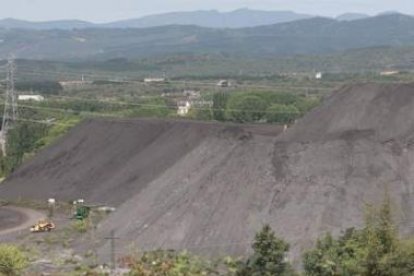 Las impresionantes montañas de carbón en torno a la central térmica de Compostilla II.