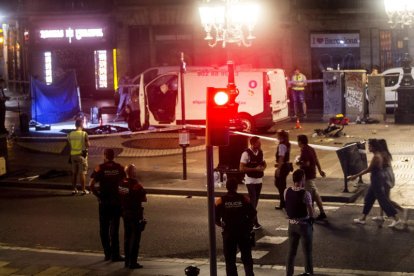 Al fondo, la furgoneta utilizada por los terroristas el 17 de agosto de 2017 en Las Ramblas. Q. GARCÍA