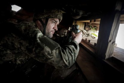 Imagen de un militar ucraniano en el frente del Dombás. OLEG PETRASYUK