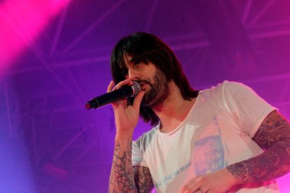 El concierto de Melendi atrajo a miles de personas que llenaron el Bembibre Arena.