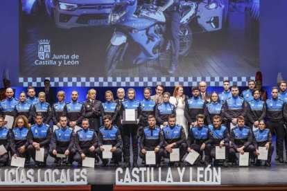 Foto de familia de los policías galardonados. SANTI OTERO