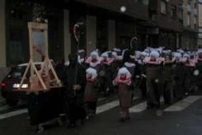 Los participantes en el carnaval de Cistierna desfilaron bajo la nieve